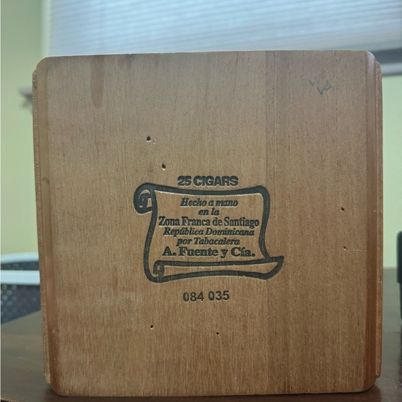 Classic Hemingway Cigar Wooden Box - Picture 6 of 10